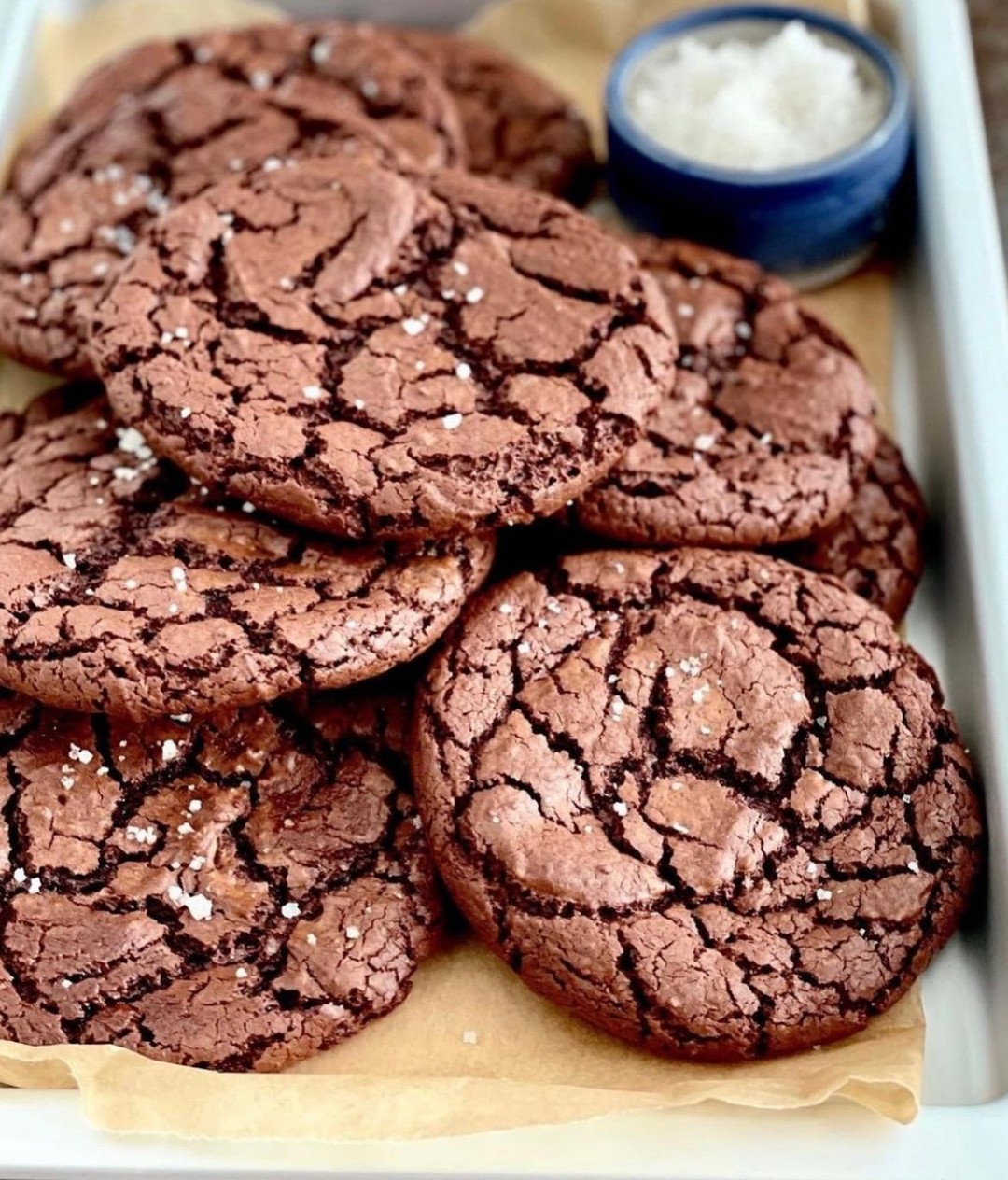 Browniecookies😋

Jeg vil godt lige starte med en lille advarsel, de her cookies smager uforbandet godt og forsvinder hurtigt... 

Men de er et helt perfekt weekendprojekt, både at bage og spise. Og så er man garanteret glade børn og mand 😂❤️

✨Har du fået lyst til cookies nu?? ✨

💡Husk at du kan gemme opslaget nederst i højre hjørne på bogmærket samt finde opskriften på www.madmusen.dk💡

#weekend #hygge #cookies #kage #cake #kake #hjemmebag #hjemmebakt #deldinmad #børnevenligmad #nemmad #instafood #nrkmat #godtno #svenskmat #chokolade #chocolat #dessert