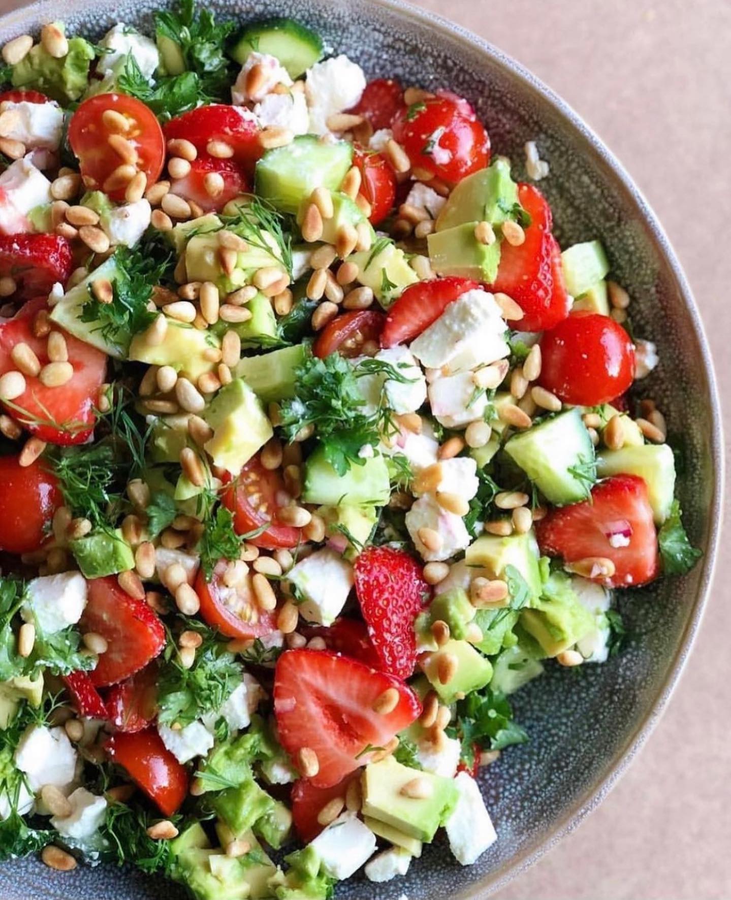 ☀️ SOMMER SALAT ☀️
Det her er en af mine yndlings salater! 🥰
Jeg elsker kombinationen af søde jordbær, cremet feta, frisk agurk mm.
Fungerer nærmest til al slags mad og også til grill ☺️
💡Husk at du kan gemme opslaget nederst i højre hjørne på bogmærket
💡Opskriften finder du på www.madmusen.dk ved at søge “sommersalat” eller benyt midlertidigt link i bio
#grill #deldinmad #instafood #aftensmad #middag #dinner #nrkmat #godtno #svenskmat #hverdagsmat #hverdagsmad #nemmad #børnevenligmad #forårsmad #sommermad #grillmat #grillmad
#sundmad #sunnmat #healthyfood
#salat #salad #feta #avokado #tilbehør #glutenfree #glutenfri