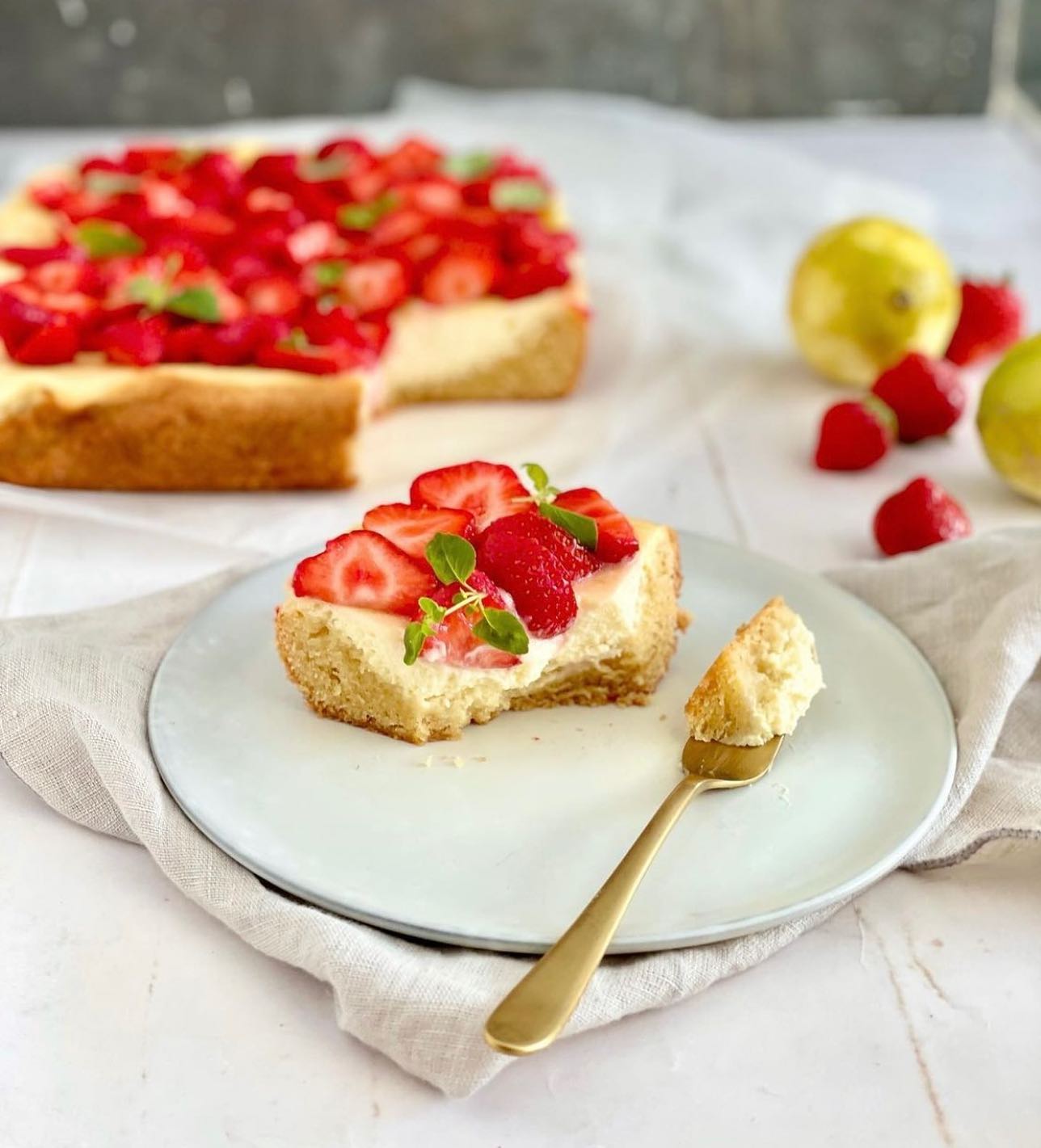 🍓En bagt jordbær cheesecake 🍓

Denne her kage “går ud” til alle jer, som godt kan lide en kage der ikke er super sød. 

En dejlig cremet og frisk kage ☺️💕

Den ville sagtens kunne laves med andre bær som; blåbær, brombær osv 

💡Husk at du kan gemme billedet nederst i højre hjørne 
💡Opskriften kan findes på www.madmusen.dk søg blot “cheesecake”

#kage #kake #cake #cheesecake #jordbær #jordbærkage #strawberry #deldinmad #dessert #fødselsdag #instafood #nrkmat #godtno #detsøteliv #detsødeliv #aftensmad #deldinkage #weeken #bradepandekage #långpannekaka #bær #nemmad #børnevenligmad #sommer