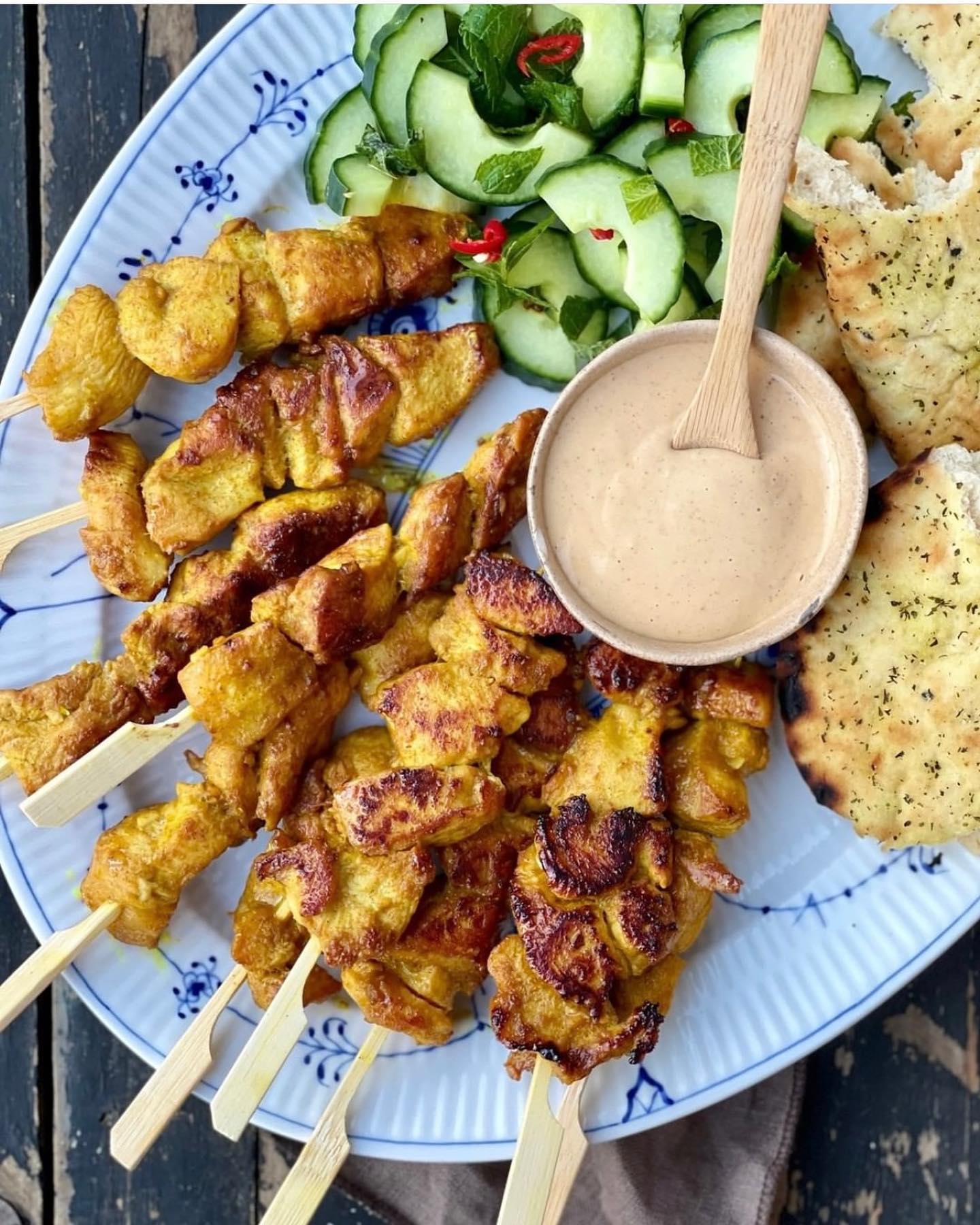 🌟 Kylling satay med peanutbutter dip 🌟
Har I mon smagt det før?? 😎
Det er de møreste kyllingespyd med smagfuld marinade. Dyp den i den mest cremede dip og server med en frisk salt - så har du altså er vinder måltid 😍
Hvis ikke du har smagt det før, så en kæmpe anbefaling herfra.
Mine drenge fik spyd (uden marinaden, og det var helt perfekt til dem).
💡 Husk at du kan gemme opslaget nederst i højre hjørne på det lille bogmærke. Opskriften finder du på www.madmusen.dk søg på ''satay'' eller benyt midlertidigt link i bio💡
#godtno #nemmad #instafood #salat #deldinmad #salad #middag #abendessen #dinner #sunnmat #chicken #healthyfood #kylling #sundmad #kokosmilch #kokosmjölk #kokosmælk #asiatiskmat #asiatiskmad #svenskmat #nrkmat #aftensmad #hverdagsmad #kyckling #lavkarbo #peanutbutter