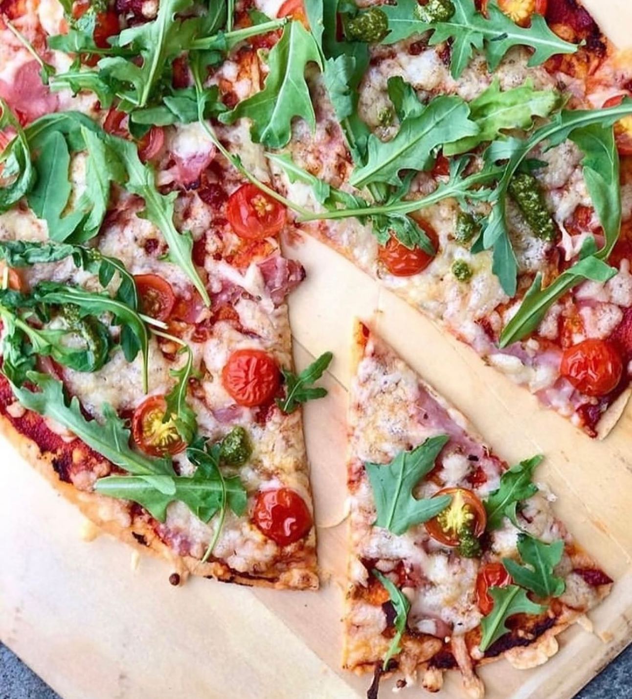 🍕 Tortillapizza på 10 minutter 🍕

En super nem måde at lave pizza på. En dejlig nem hverdagsret, hvor alle i familien kan lave en med deres favoritfyld på 🌟

Hvad er din yndlingstopping?

Jeg går altid efter mascarpone/kartoffel/rosmarin eller en med parma/pesto/rucola 😃

💡 Husk at du  kan gemme opslaget nederst i højre hjørne på bogmærket
💡Opskriften findes på www.madmusen.dk søg på “pizza”

#sundmad #nrkmat #godtno #svenskmat #aftensmad #middag #deldinmad #abendesen #sunnmat #børnevenligmad #dinner #nemmad #instafood #skinke #tortilla #parma #tortillapizza 
#hverdagsmad #hverdagsmat