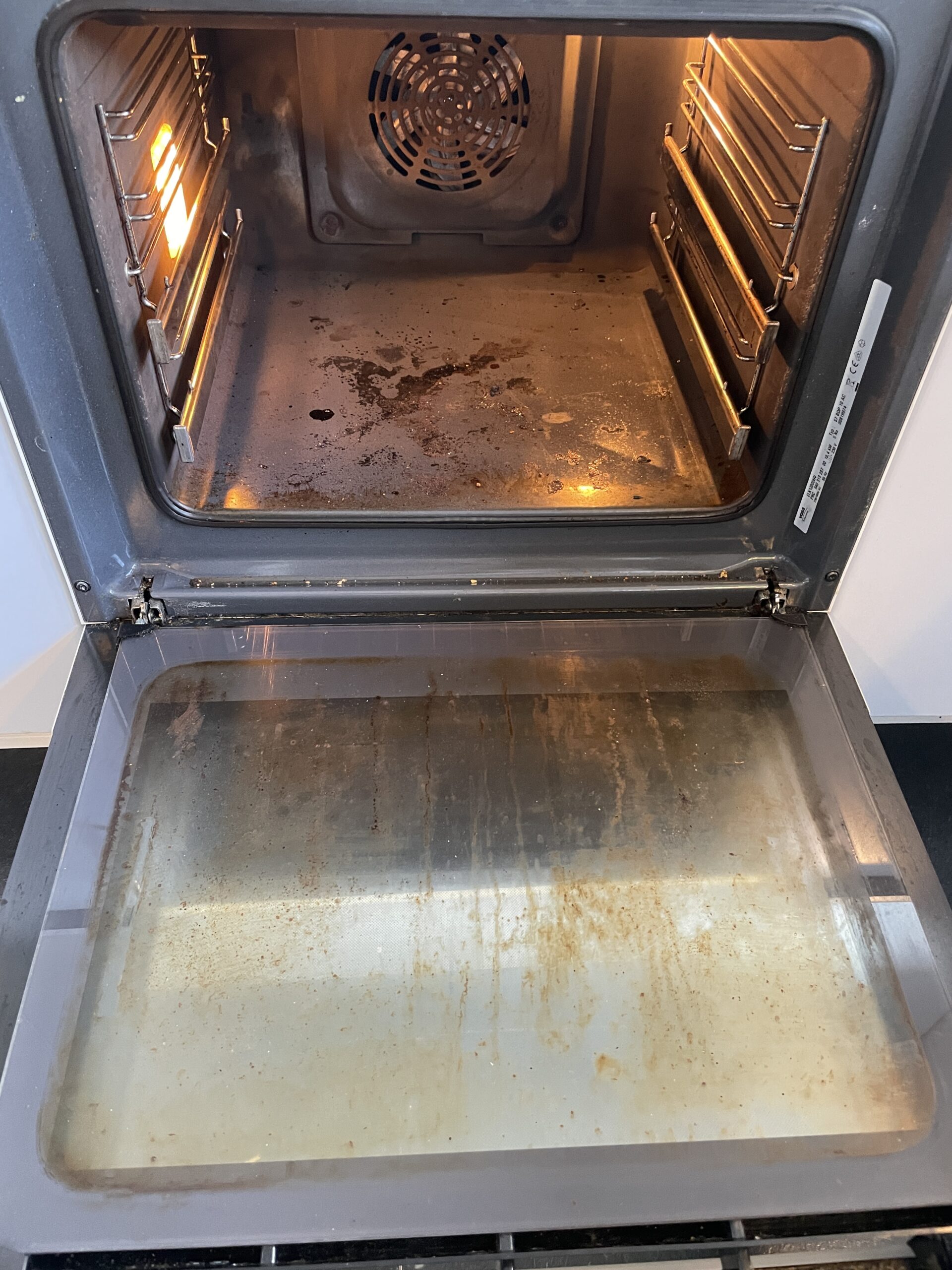 Nem og hurtig rengøring af ovn helt uden kemikalier