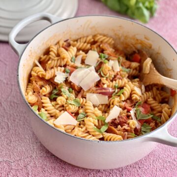 One pot pasta med serrano og soltørret tomat