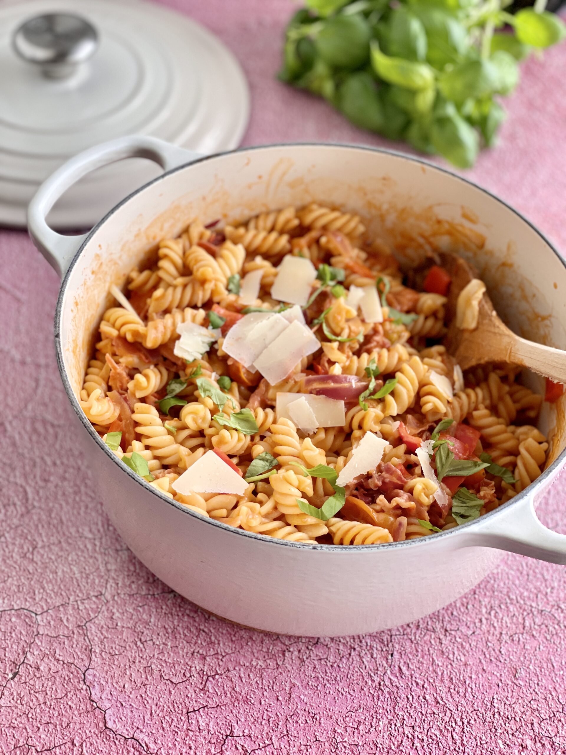One pot pasta med serrano og soltørret tomat - mad på 25 min!