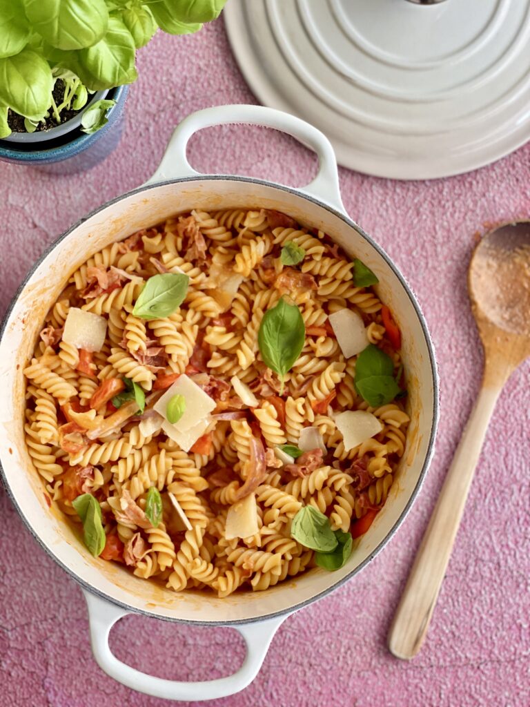 One pot pasta med serrano og soltørret tomat 