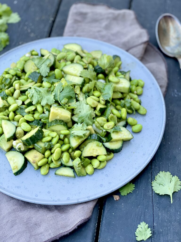 Salat med avokado, edamame bønner og agurk