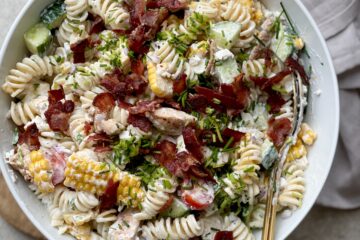 nem Sommer pastasalat med kylling, bacon, frisk majs og hvidløgsdressing