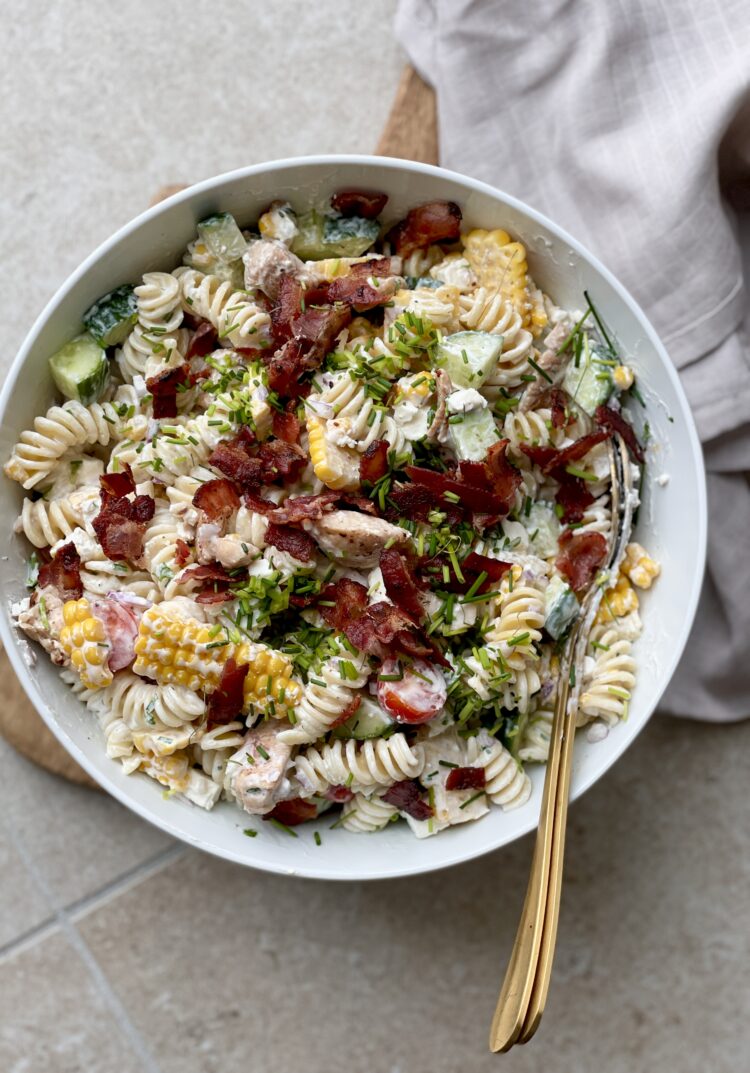 nem Sommer pastasalat med kylling, bacon, frisk majs og hvidløgsdressing