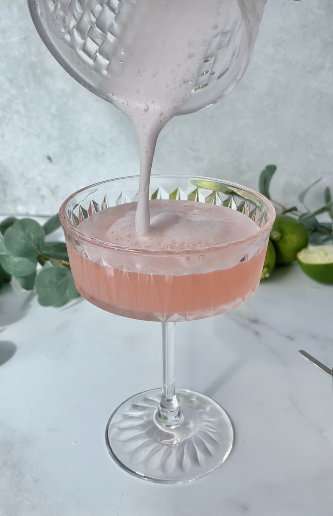 jordbær og rabarber gin sour drink