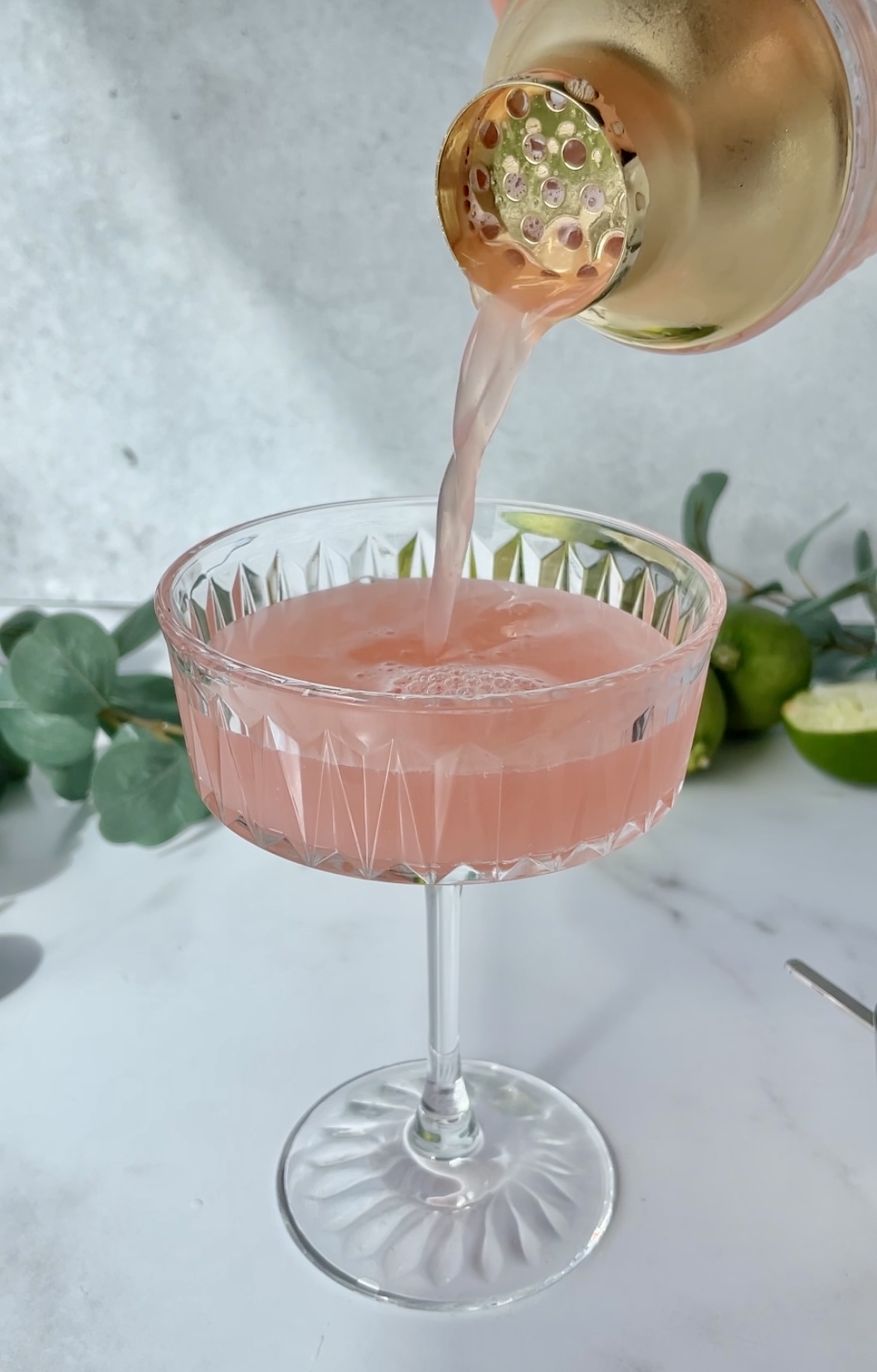 jordbær og rabarber gin sour drink