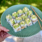 hjemmelavet sushi med avokado og tempurarejer