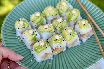 hjemmelavet sushi med avokado og tempurarejer