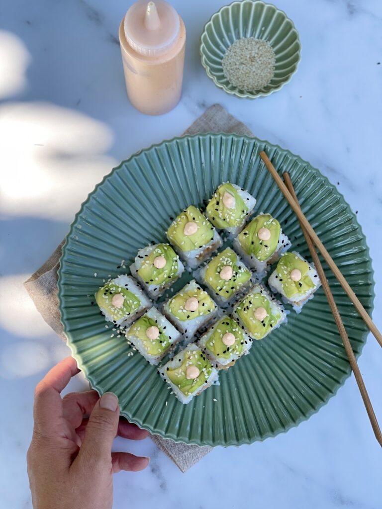 hjemmelavet sushi med avokado og tempurarejer