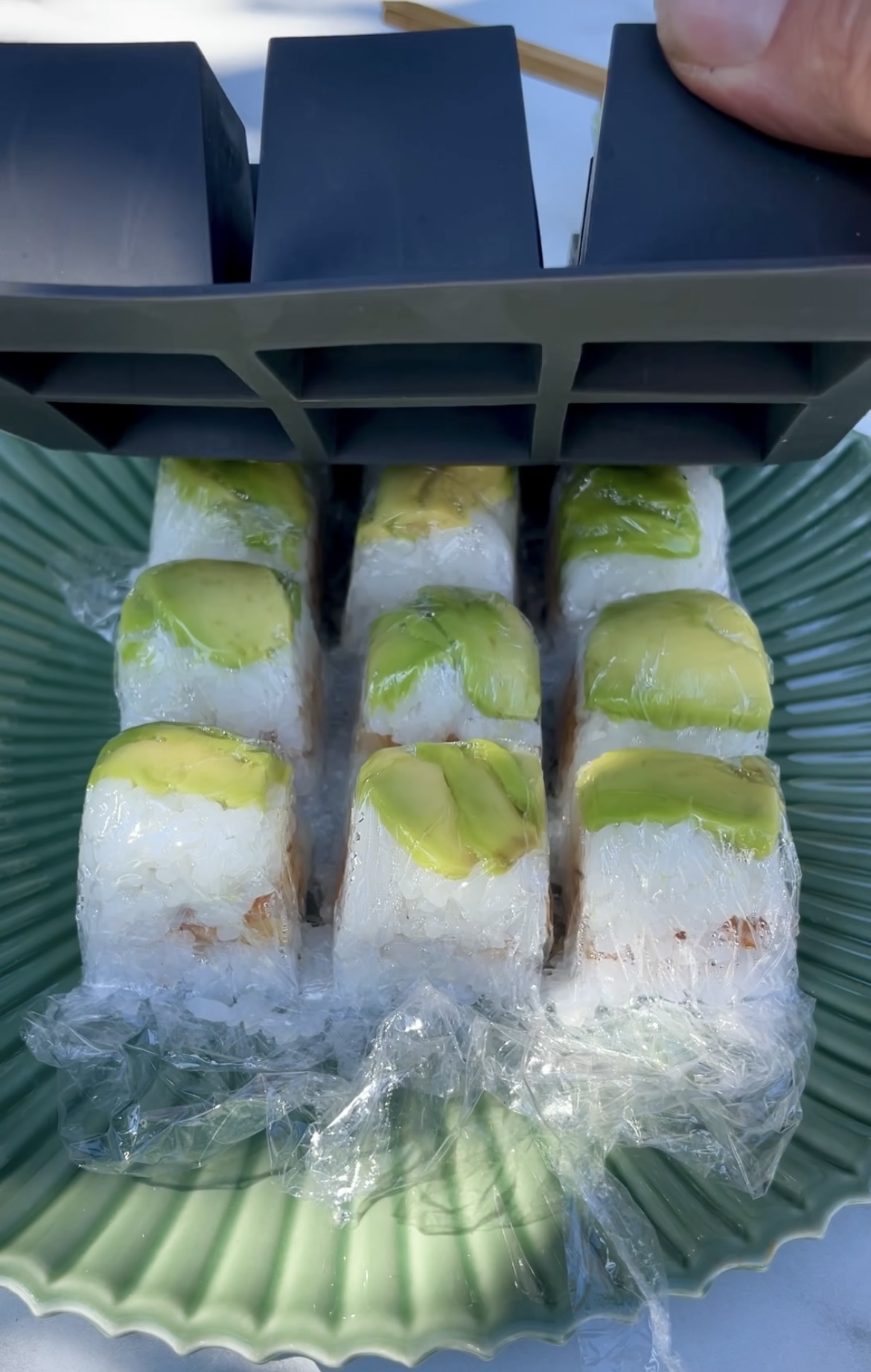 hjemmelavet sushi med avokado og tempurarejer