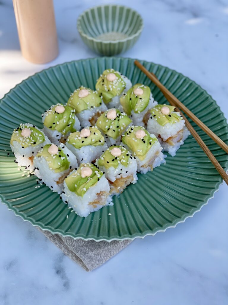 hjemmelavet sushi med avokado og tempurarejer