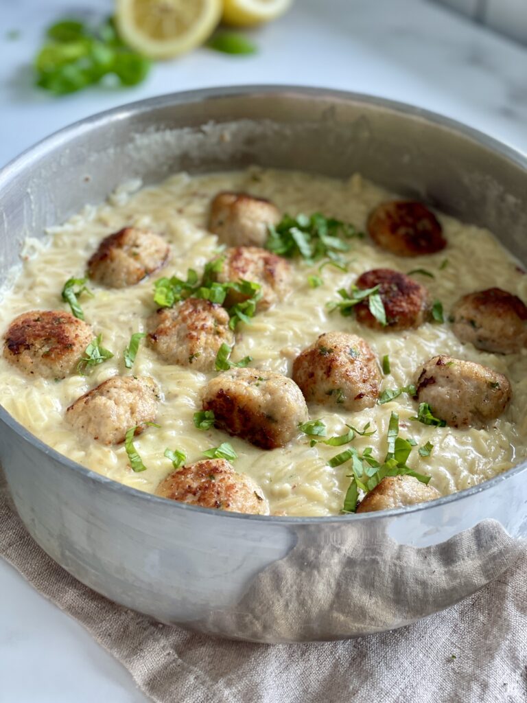 cremet one pan orzo med kødbolle