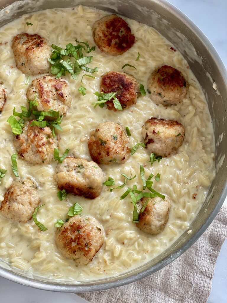 cremet one pan orzo med kødbolle