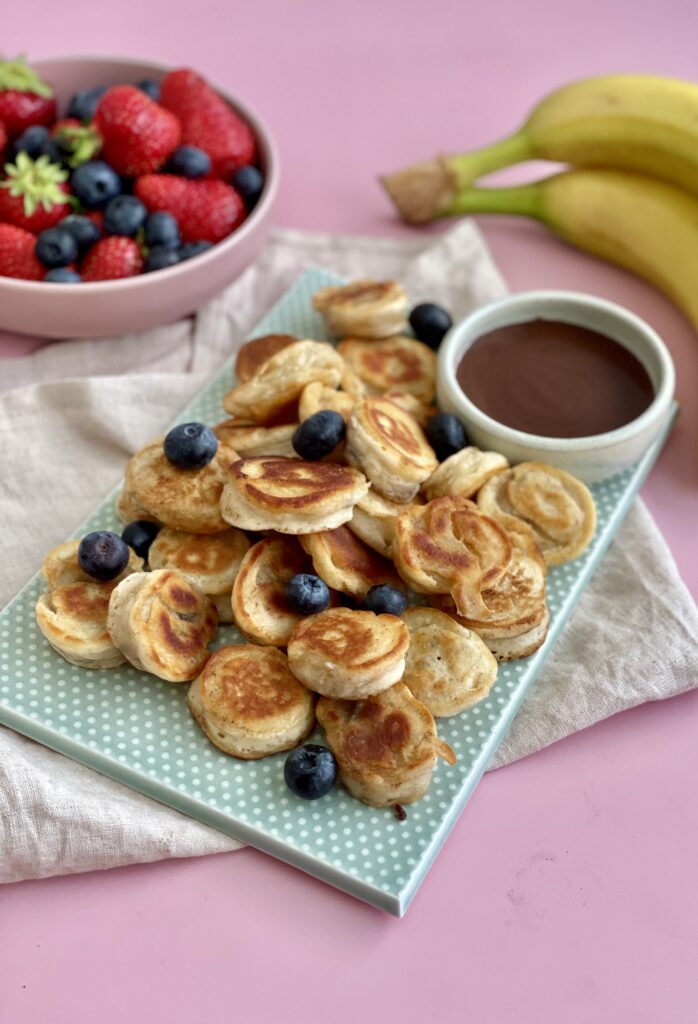 små pandekager med bananskiver