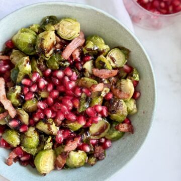 rosenkålssalat med granatæble og bacon