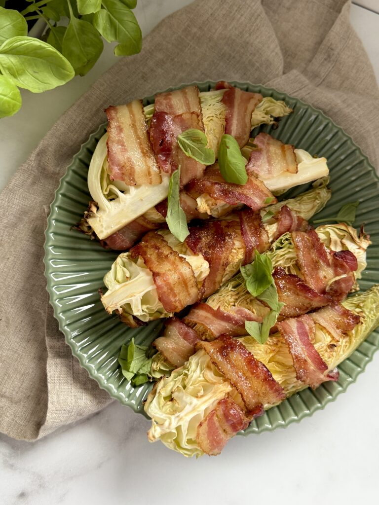 spidskål og bacon