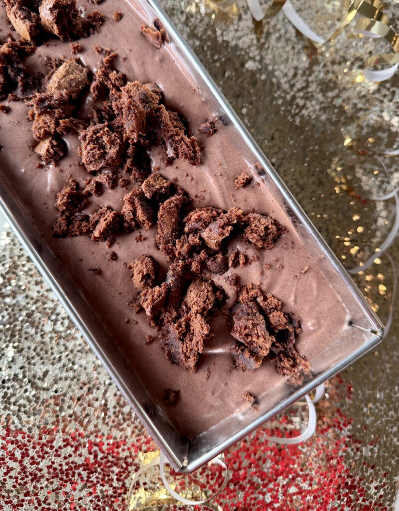 5 ingredienseres cremet chokoladeis med brownie og kahlua