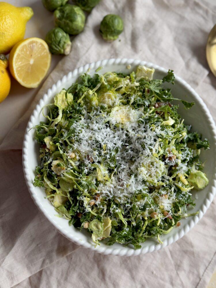 grønkålssalat med rosenkål, citrondressing og dadler