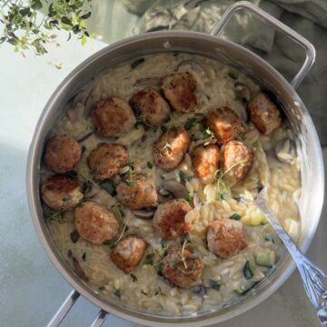 Cremet orzo med smagfulde kyllingekødboller - Rosé kylling