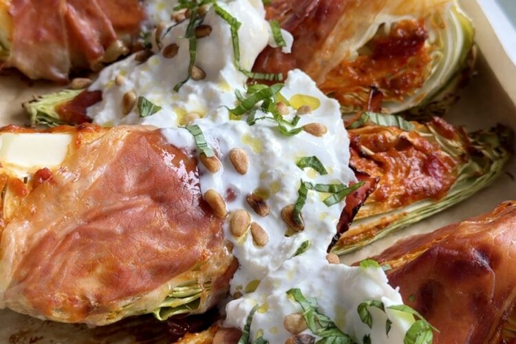 bagt spidskål med rød pesto, skinke og burrata 9
