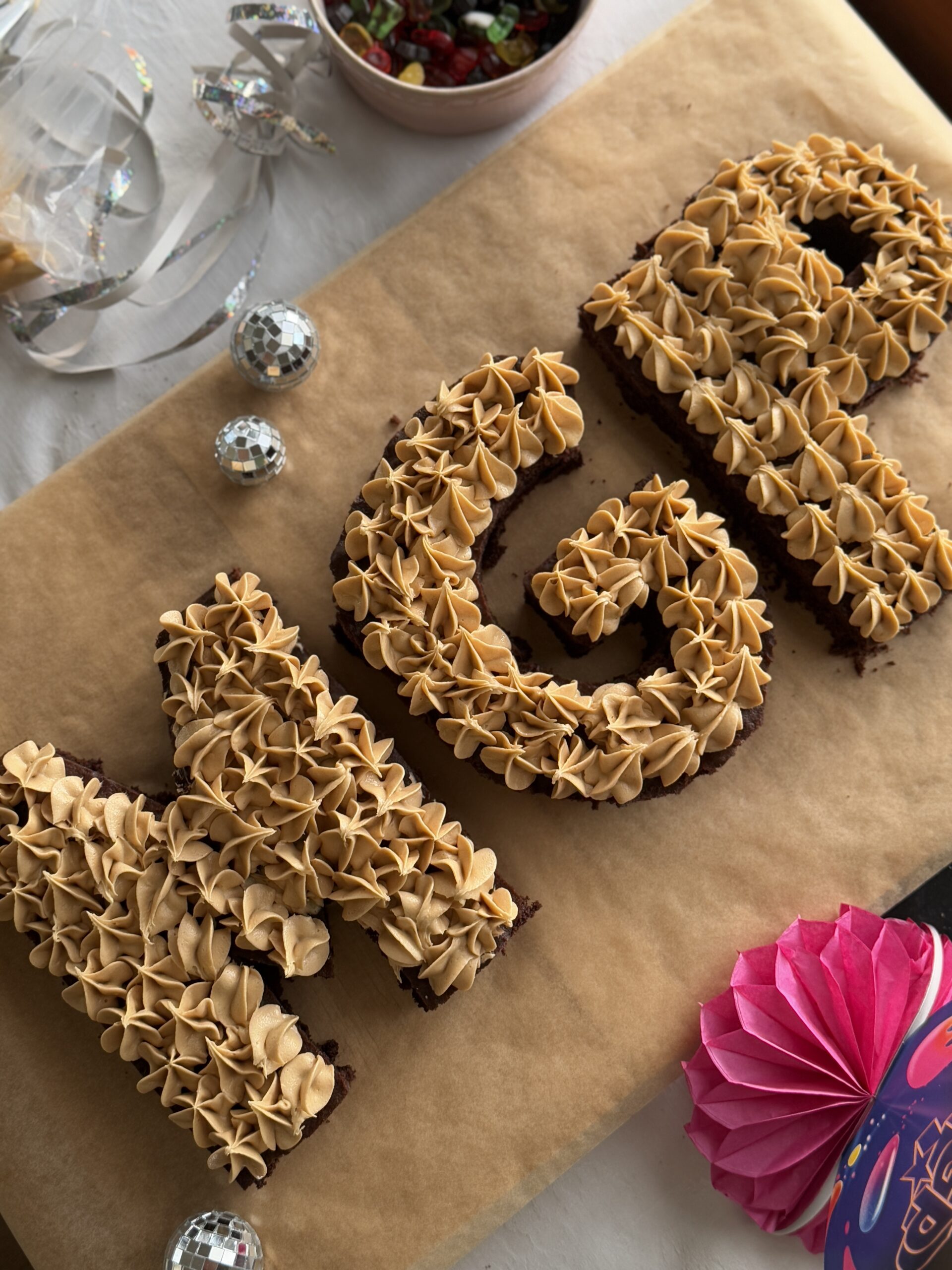Bogstavkage med chokoladekage og biscoff frosting og slik