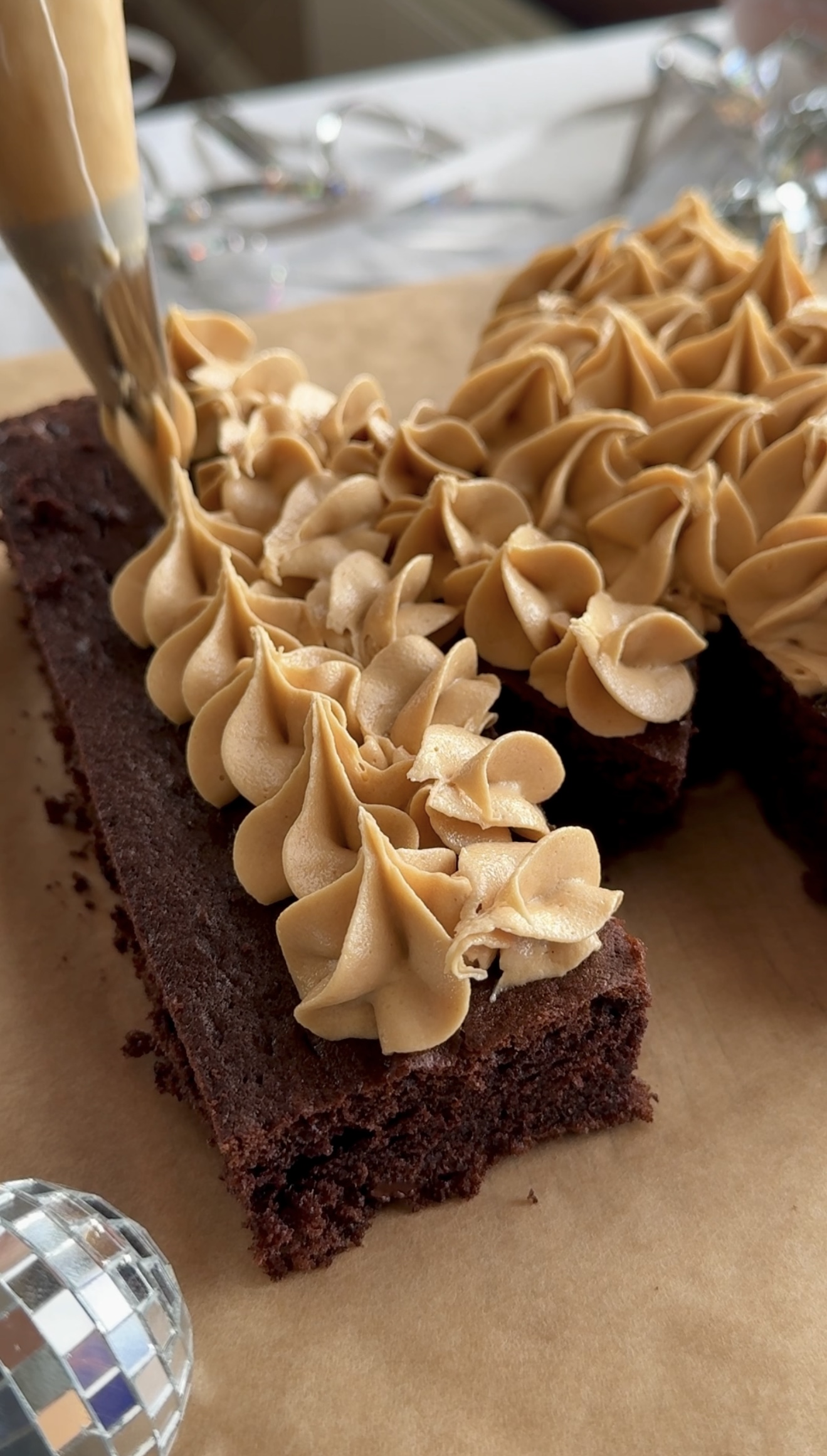 Bogstavkage med chokoladekage og biscoff frosting og slik