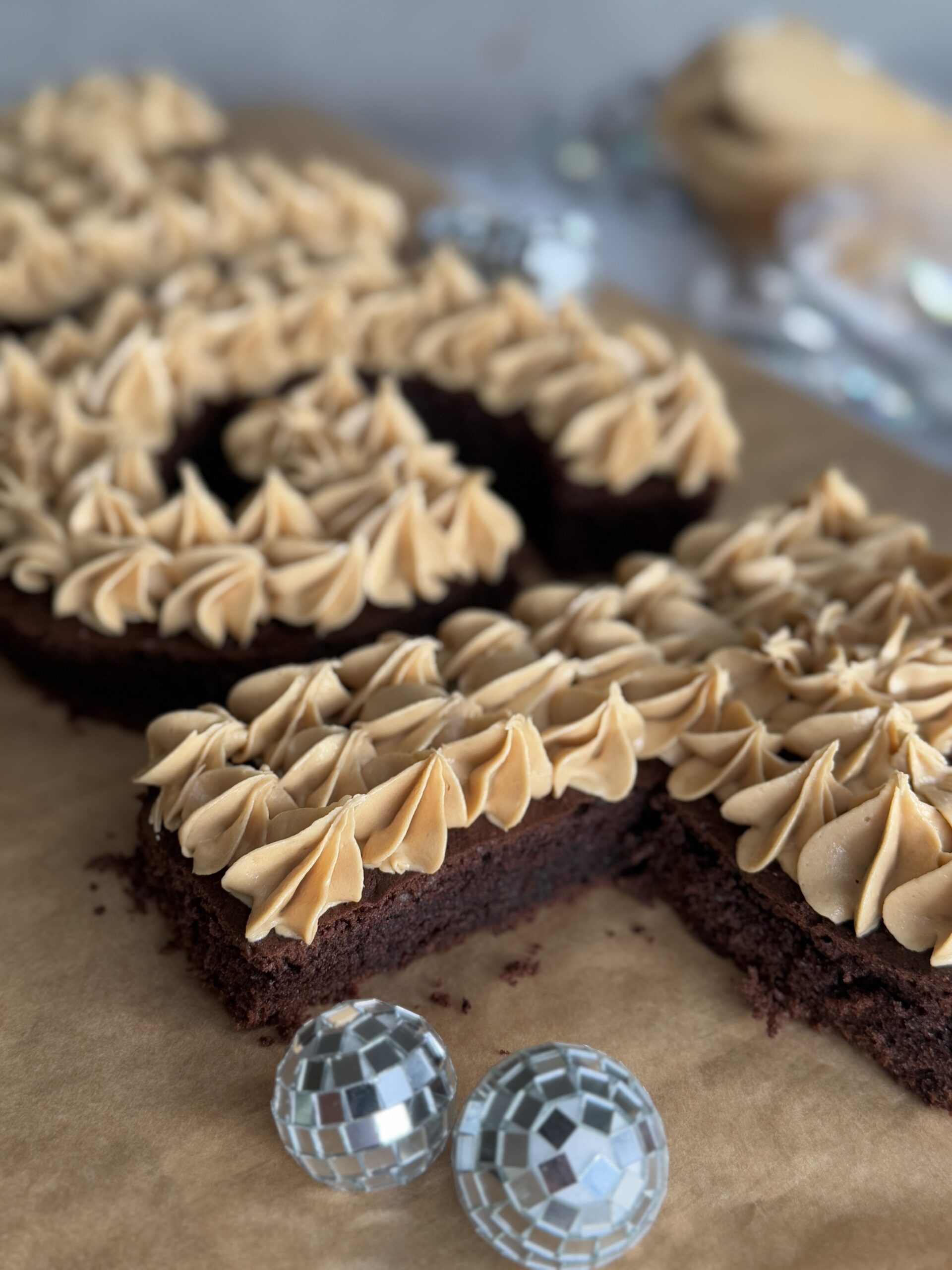 Bogstavkage med chokoladekage og biscoff frosting og slik