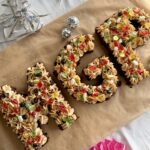 Bogstavkage med chokoladekage og biscoff frosting og slik