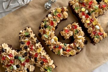 Bogstavkage med chokoladekage og biscoff frosting og slik
