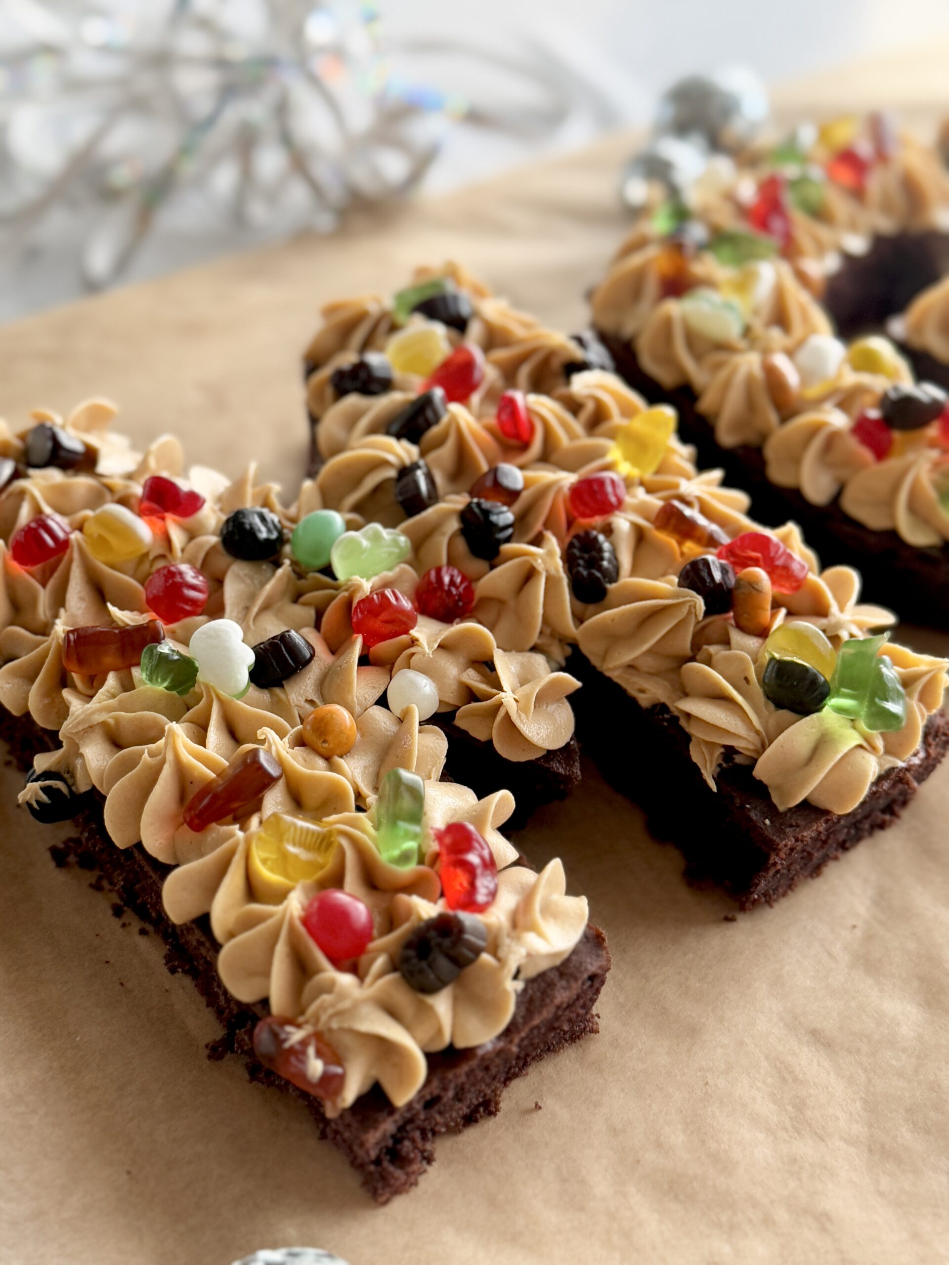 Bogstavkage med chokoladekage og biscoff frosting og slik