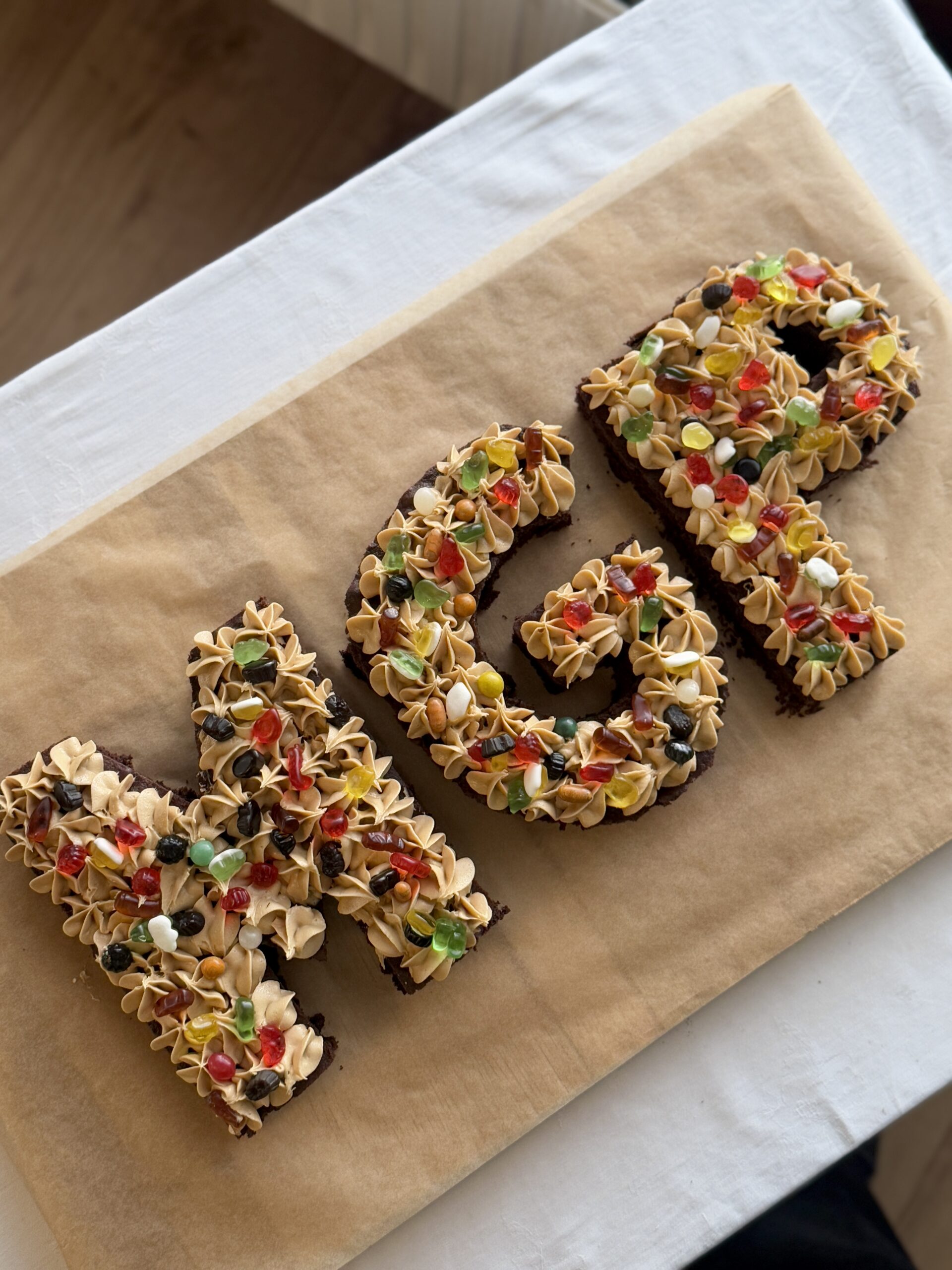 Bogstavkage med chokoladekage og biscoff frosting og slik