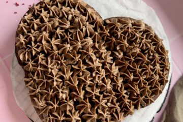 hjerteformet chokolade kage med frosting