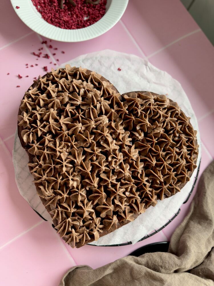 hjerteformet chokolade kage med frosting