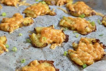 knuste sprøde kartofler med cheddar