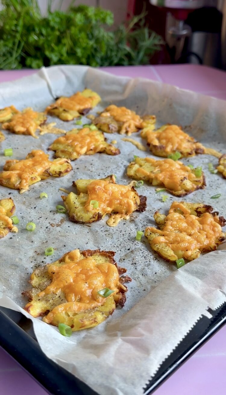 knuste sprøde kartofler med cheddar