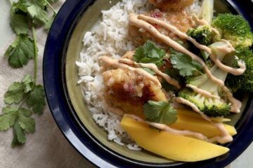 Bowl med sprød kylling og bang bang sauce