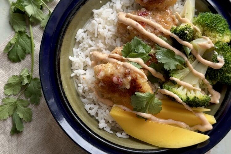 Bowl med sprød kylling og bang bang sauce