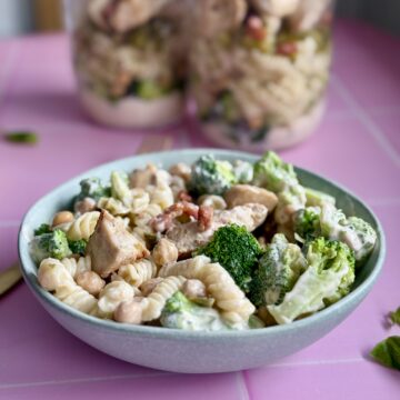 Pastasalat 'to go' med kylling og bacon