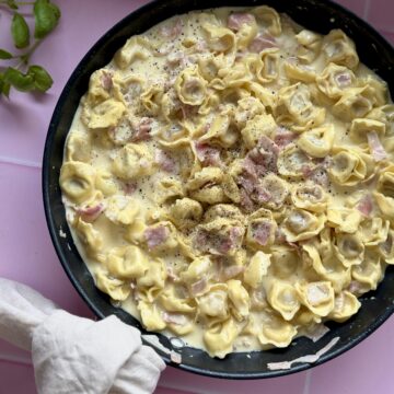 Tortellini med skinke og fløde