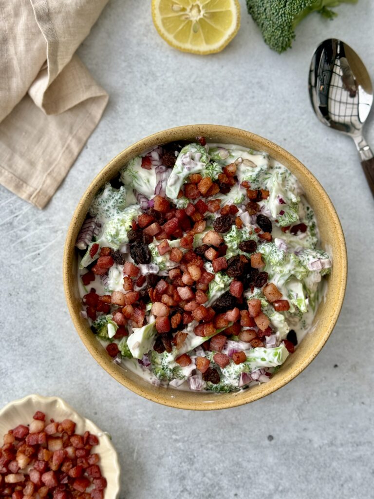 klassisk broccolisalat med bacon