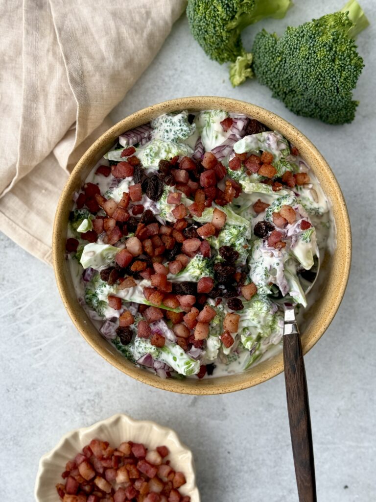 klassisk broccolisalat med bacon