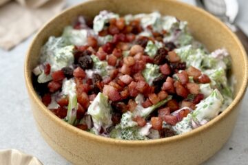 klassisk broccolisalat med bacon