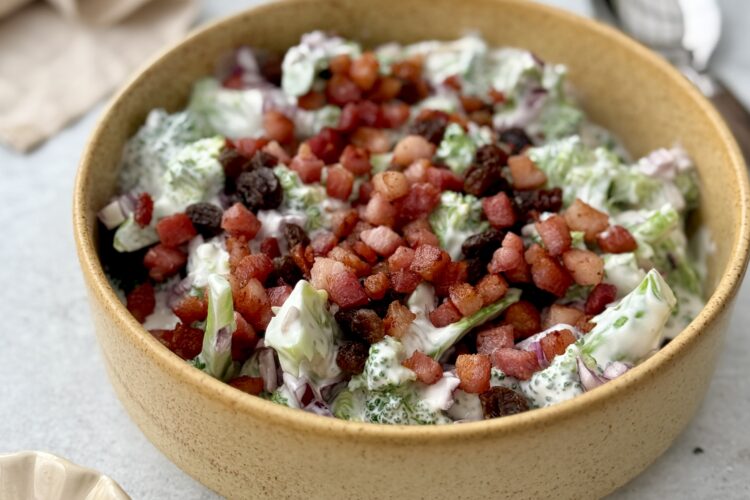 klassisk broccolisalat med bacon