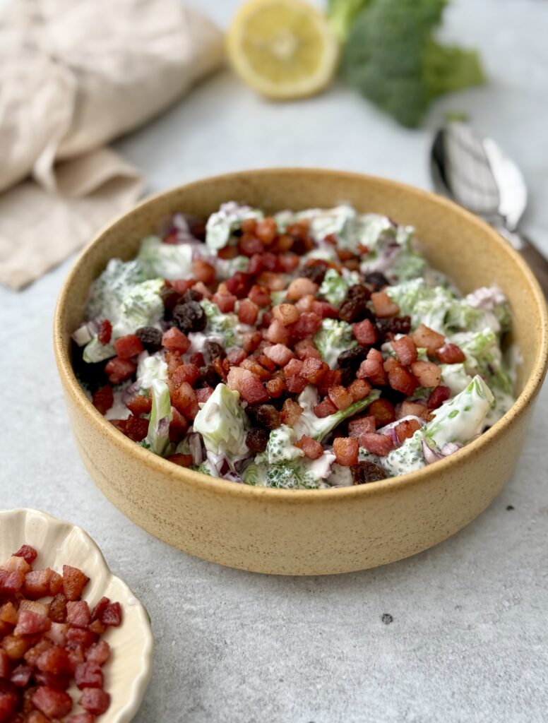 klassisk broccolisalat med bacon