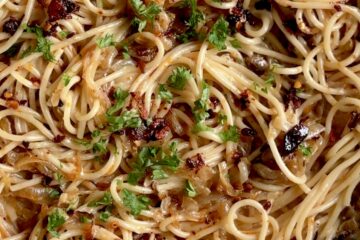 spaghetti med karamelliserede løg