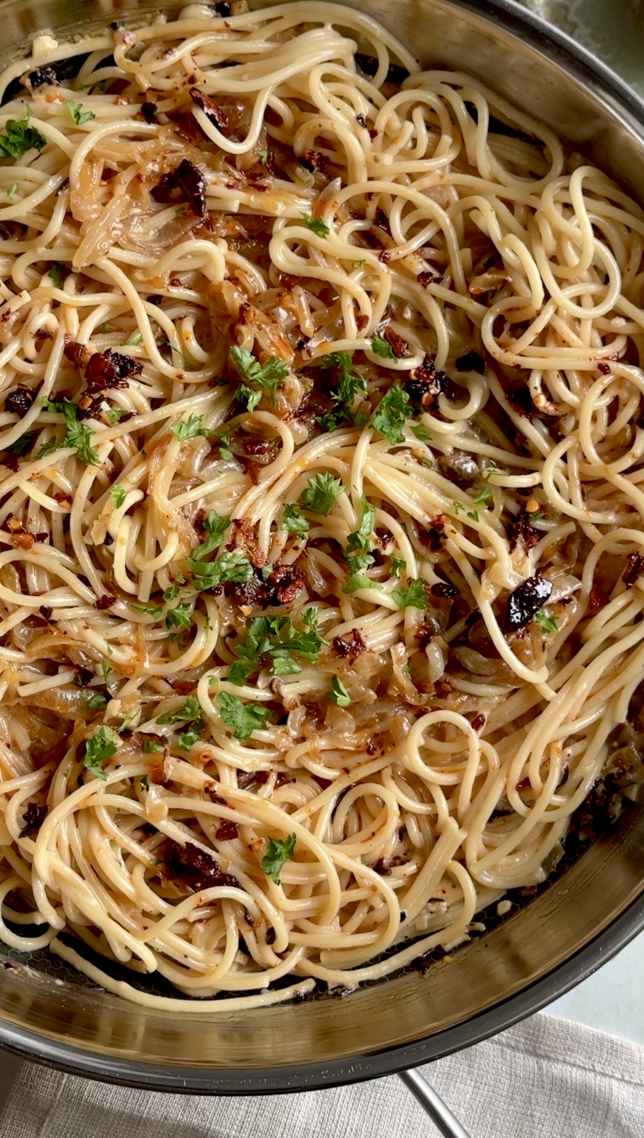 spaghetti med karamelliserede løg